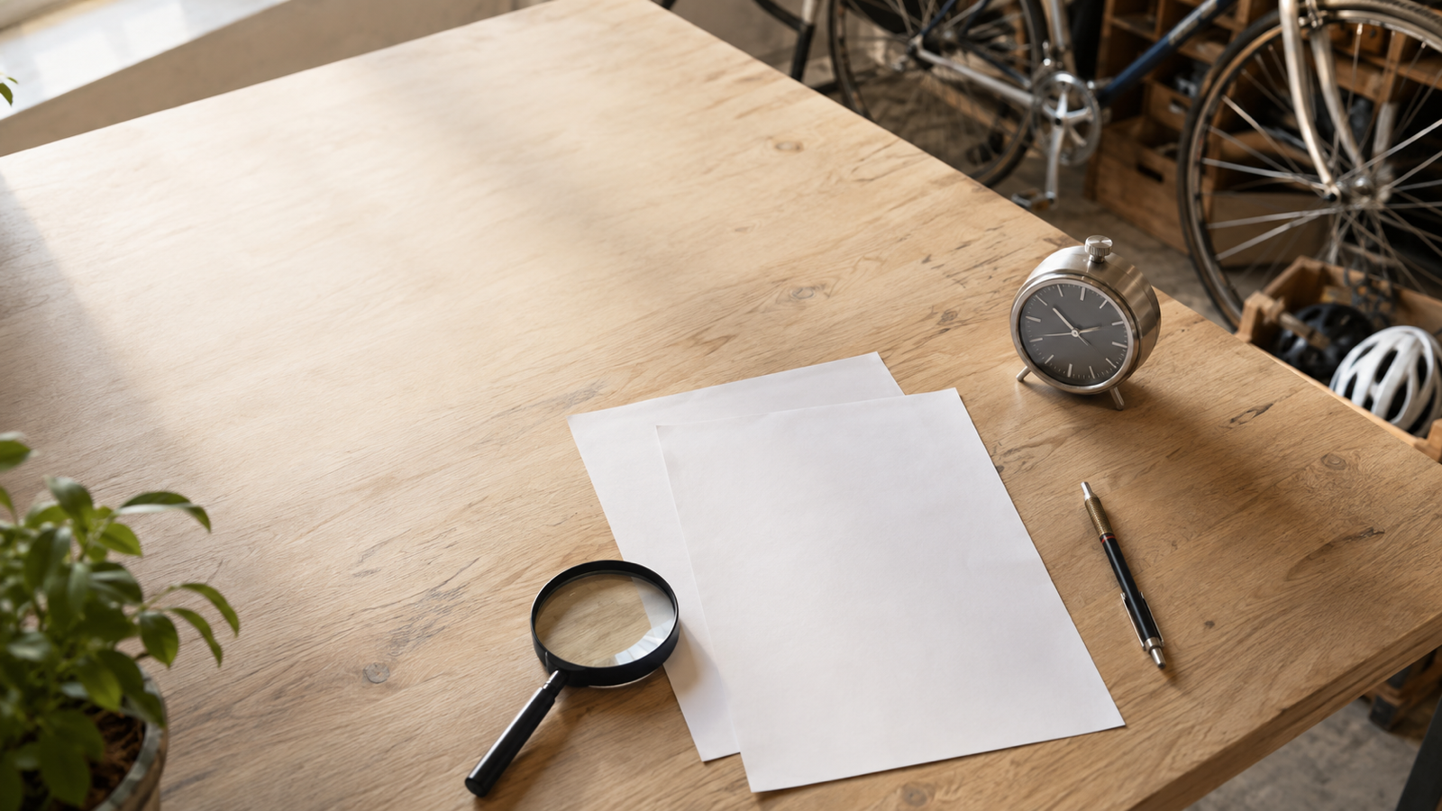 Unbeschriftete Prüfblätter, Lupe und Uhr auf einem Holztisch in einer lokalen Fahrradwerkstatt - AI GENERATED
